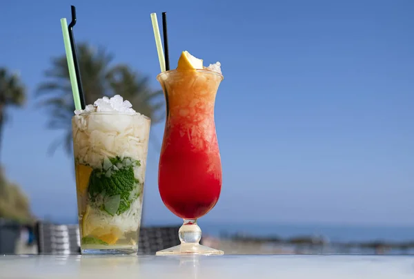 Mojito ve San Francisco kokteyli sahildeki bir barda bir masada..