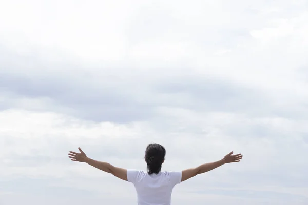 Frau Weißen Shirt Hebt Die Arme Zum Meer — Stockfoto