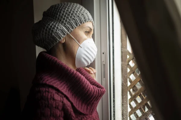 Evde maskeli bir kadın, Corona virüsü ve karantina konsepti.