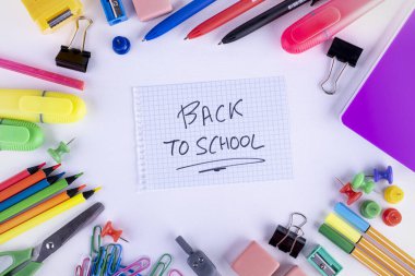 Okul malzemeleri beyaz arka planda. Okul konseptine dönelim.