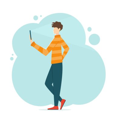 Adam selfie çekiyor.