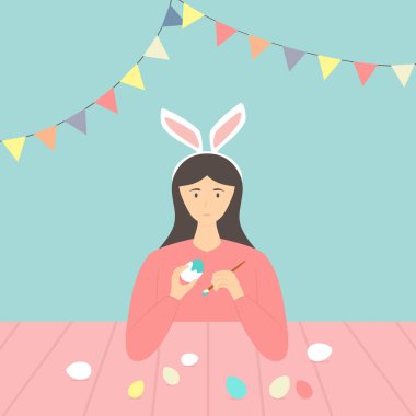 Mutlu Paskalyalar teması. Tavşan kulaklı tatlı kız yumurtaları süslüyor. Düz çizgi film tarzında tatil illüstrasyonları tebrik kartı, poster ve afiş için kullanılabilir. Paskalya yumurtalarını boyayan mutlu kadın..