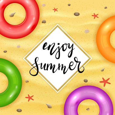 Kumlu yaz geçmişinde havuz yüzükleri. Renkli yüzme halkaları, deniz yıldızları ve deniz kabuklarıyla sarı desenli arka planda yazın tadını çıkarın. İllüstrasyon yaz tasarımı, posterler, afişler için kullanılabilir.