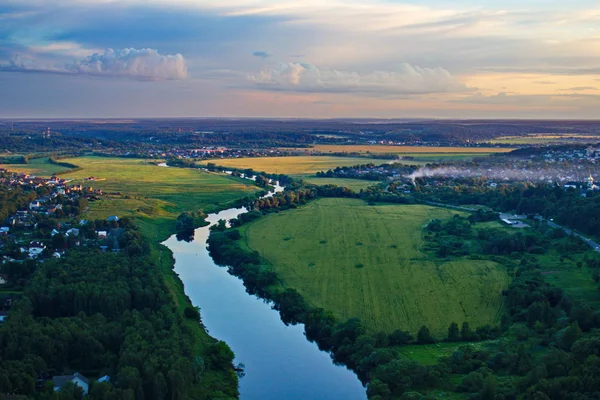 Pole brzegu rzeki — Zdjęcie stockowe