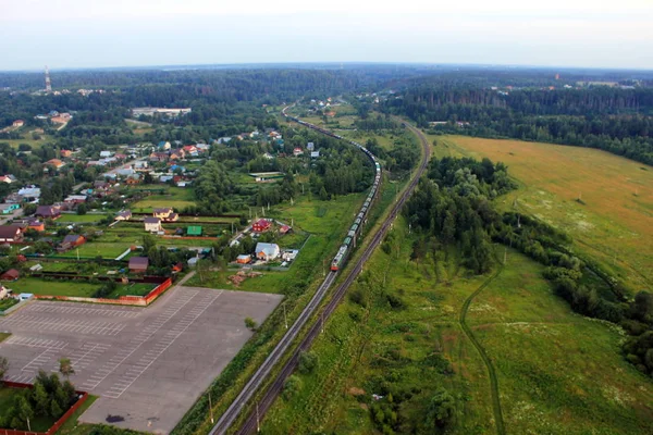 Een spoorweg, een trein, een veld — Stockfoto