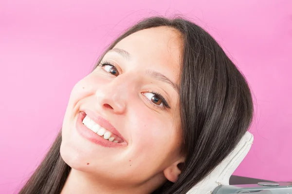 Ragazza seduta sulla sedia del dentista e mostrando grande sorriso — Foto Stock