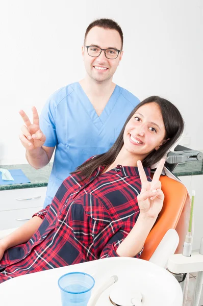 Dentista e paciente mostrando gesto de paz — Fotografia de Stock