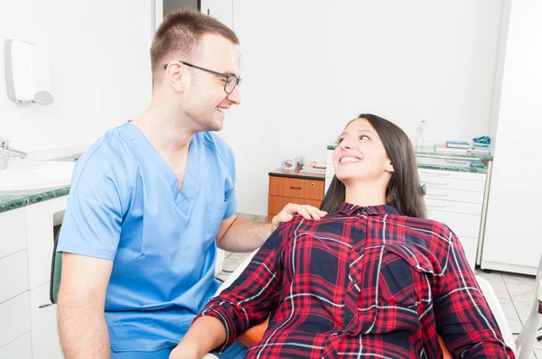 Hygienist holding patient as being trustworthy — Stock Photo, Image