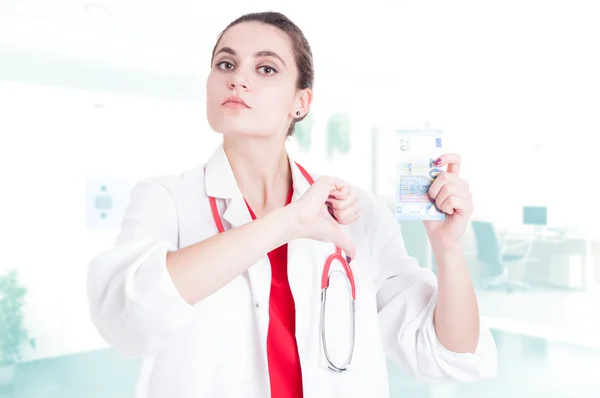 Kobieta lekarz robi dezaprobatę gest — Zdjęcie stockowe
