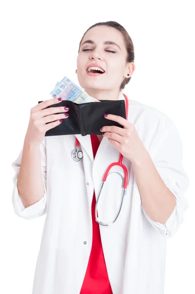 Opgewonden vrouwelijke arts genieten van geld — Stockfoto
