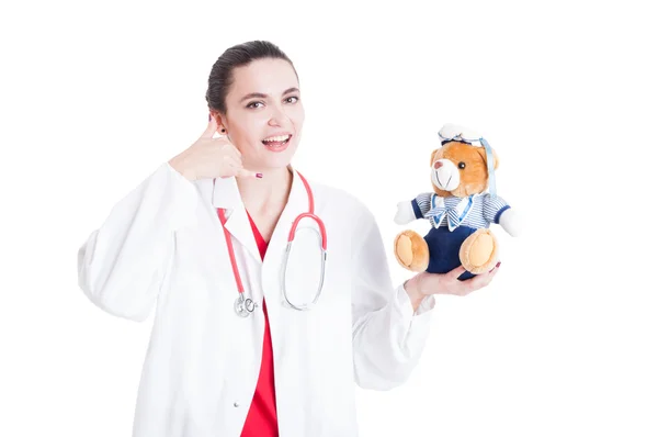 Junge Ärztin mit Teddybär — Stockfoto