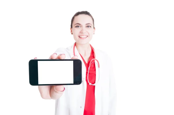 Alegre médico segurando celular — Fotografia de Stock