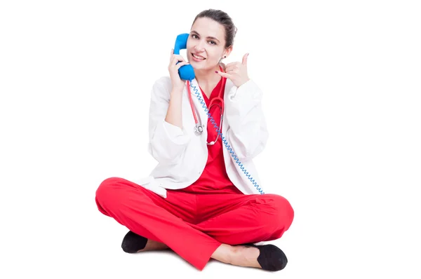 Mujer feliz médico hablando en el receptor azul — Foto de Stock