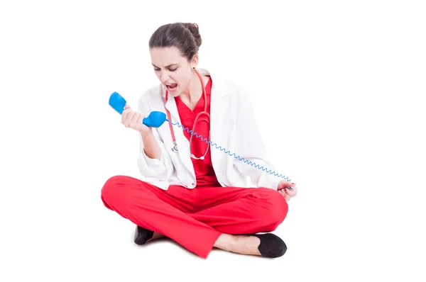 Médico enojado mujer gritando por teléfono — Foto de Stock