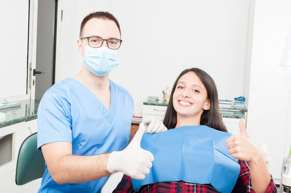 Patient und Zahnarzt zeigen Daumen nach oben — Stockfoto