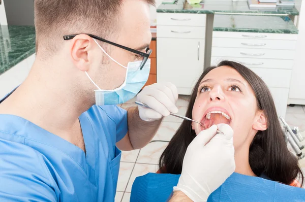 Senhora sentada na cadeira do dentista com a boca aberta — Fotografia de Stock