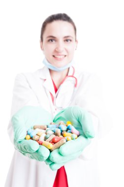 Genç doktor Palms tablet ile gösterilen