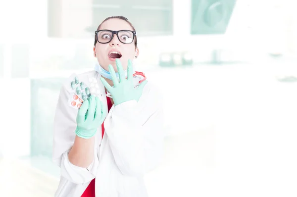 Kvinna medic håller många kapslar — Stockfoto