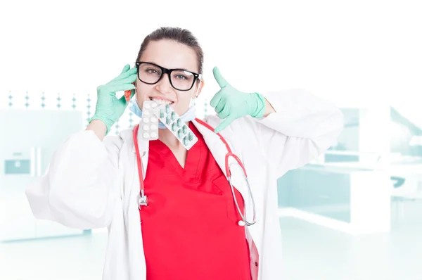 Assistente medico amichevole facendo gesto chiamata — Foto Stock