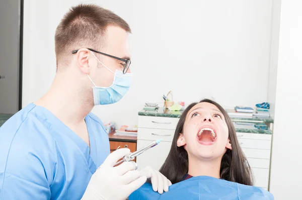 Señora paciente en el dentista lista para hacer la inyección anestésica — Foto de Stock