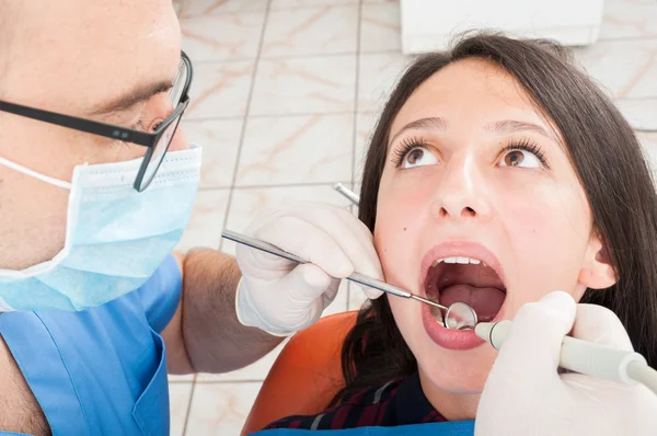 Menina sentada na cadeira do dentista tendo uma consulta do médico — Fotografia de Stock
