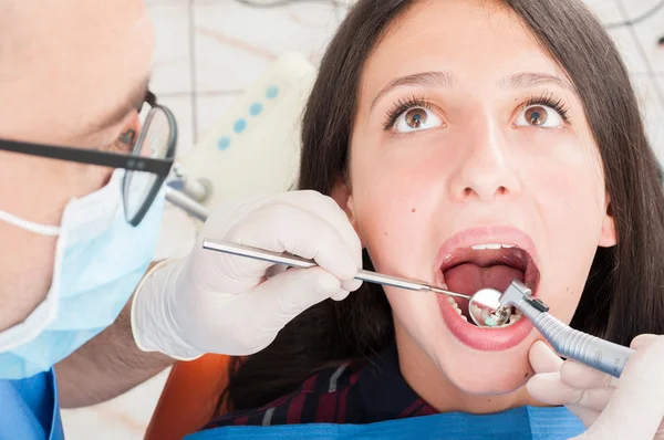 Diş profesyonel diş hekimi ayna ile fırçalama yakın çekim — Stok fotoğraf