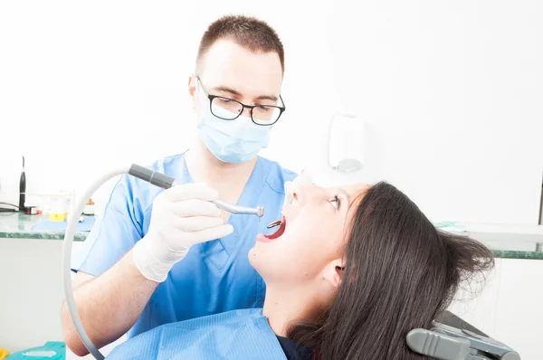 Mädchen sitzt im Zahnarztstuhl und putzt professionell hin und her — Stockfoto