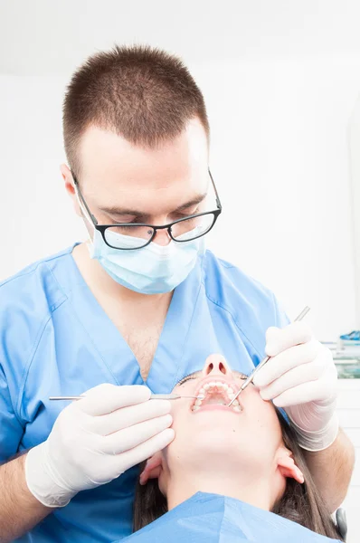 Femme assise sur une chaise de dentiste ayant une consultation — Photo