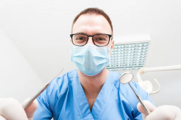 Hygieniker mit Maske macht Beratung mit Hilfsmitteln — Stockfoto