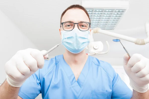 Tandläkare som är redo att göra en consult Hållande verktyg — Stockfoto