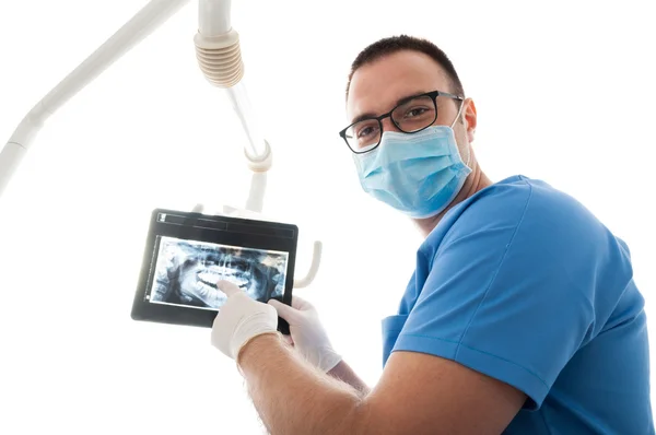 Jovem dentista mostrando exame de raios X e sorrindo — Fotografia de Stock