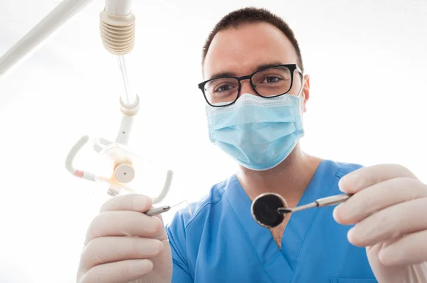 Tandarts maken van tandheelkundige inspectie met hulpmiddelen in de hand — Stockfoto