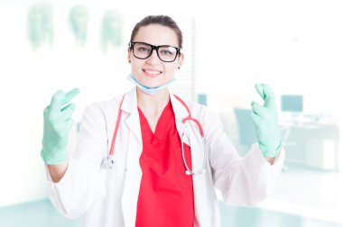 Gülümseyen genç doktor ile parmak çarpı işareti