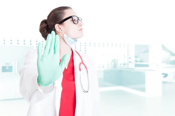 Médico profissional fazendo gesto de recusa — Fotografia de Stock