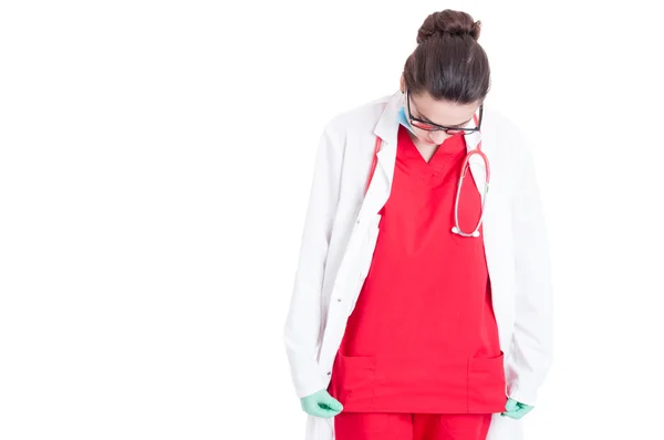 Médico feminino vestindo uniforme médico — Fotografia de Stock