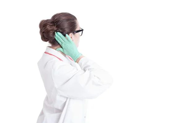 Vista posterior de la asistente femenina arreglando su cabello — Foto de Stock