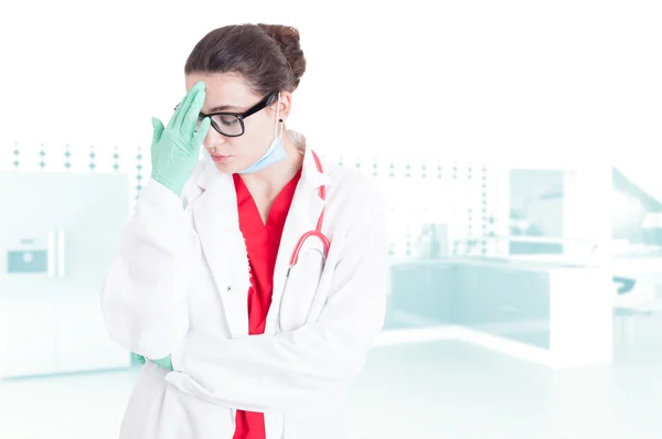 Töprengő nő medic szemüveg — Stock Fotó