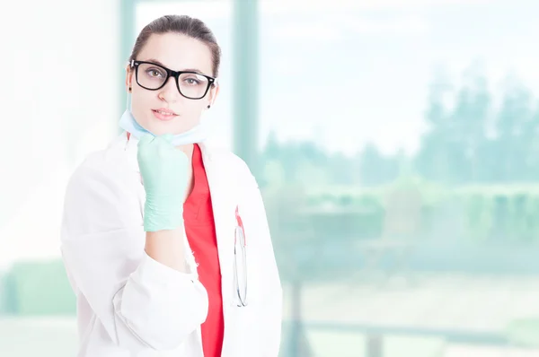 Vackra läkare med glasögon visar knytnäve — Stockfoto
