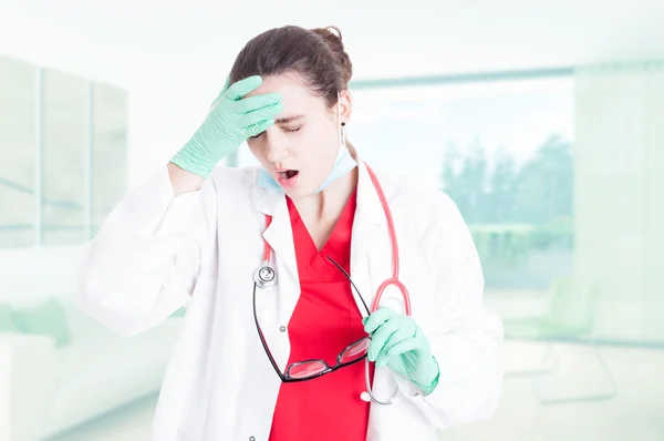 Stressad och upprörd kvinnliga läkare har problem — Stockfoto
