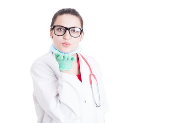 Çekici genç doktor bir öpücük gönderme