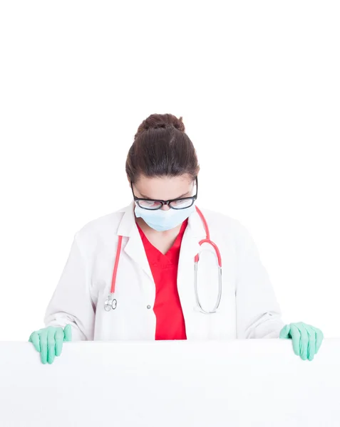 Mulher médica segurando grande bandeira vazia — Fotografia de Stock