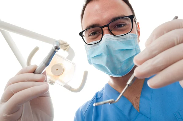 Stilig tandläkare att göra dental inspektion med verktyg i hand — Stockfoto