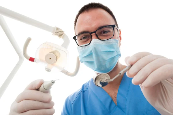 Tandhygienist bär mask att göra samråd Hållande verktyg — Stockfoto