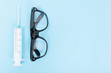 Bir şırınga ve gözlük