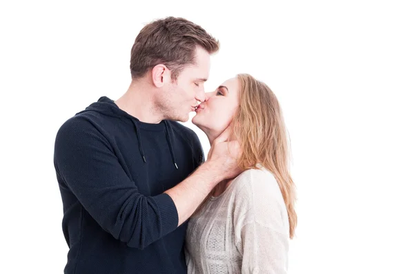 Boldog pár állt, és a csók — Stock Fotó