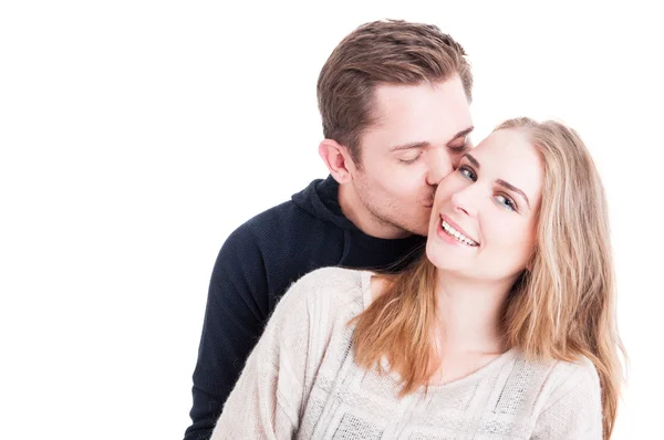 Hombre besándose en la mejilla su hermosa dama — Foto de Stock