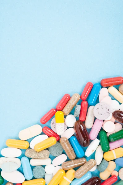 Barevné tablety a kapsle — Stock fotografie