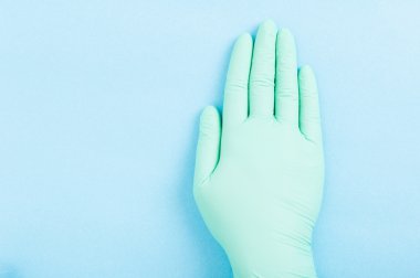 Tıbbi lastik eldiven mavi zemin üzerine