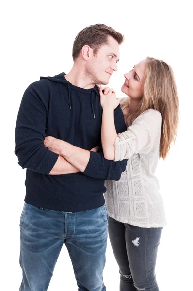 Mooie paar staande glimlachend en vreugdevolle wordt — Stockfoto