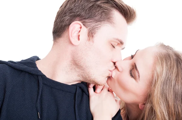 Симпатичная пара целуется и снимается крупным планом — стоковое фото